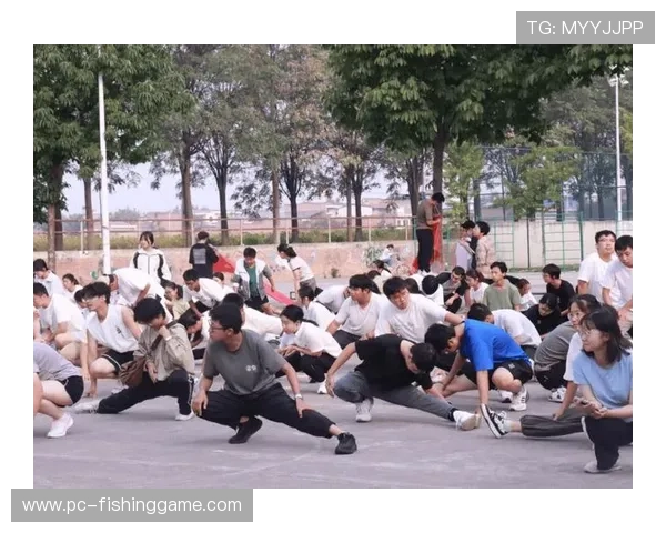 各代表队赛前热身训练积极，选手调整状态迎接挑战